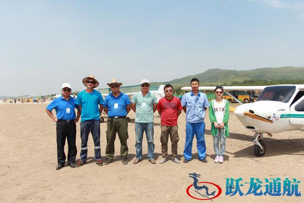 躍龍通航團(tuán)隊參加飛行大會活動合影留念